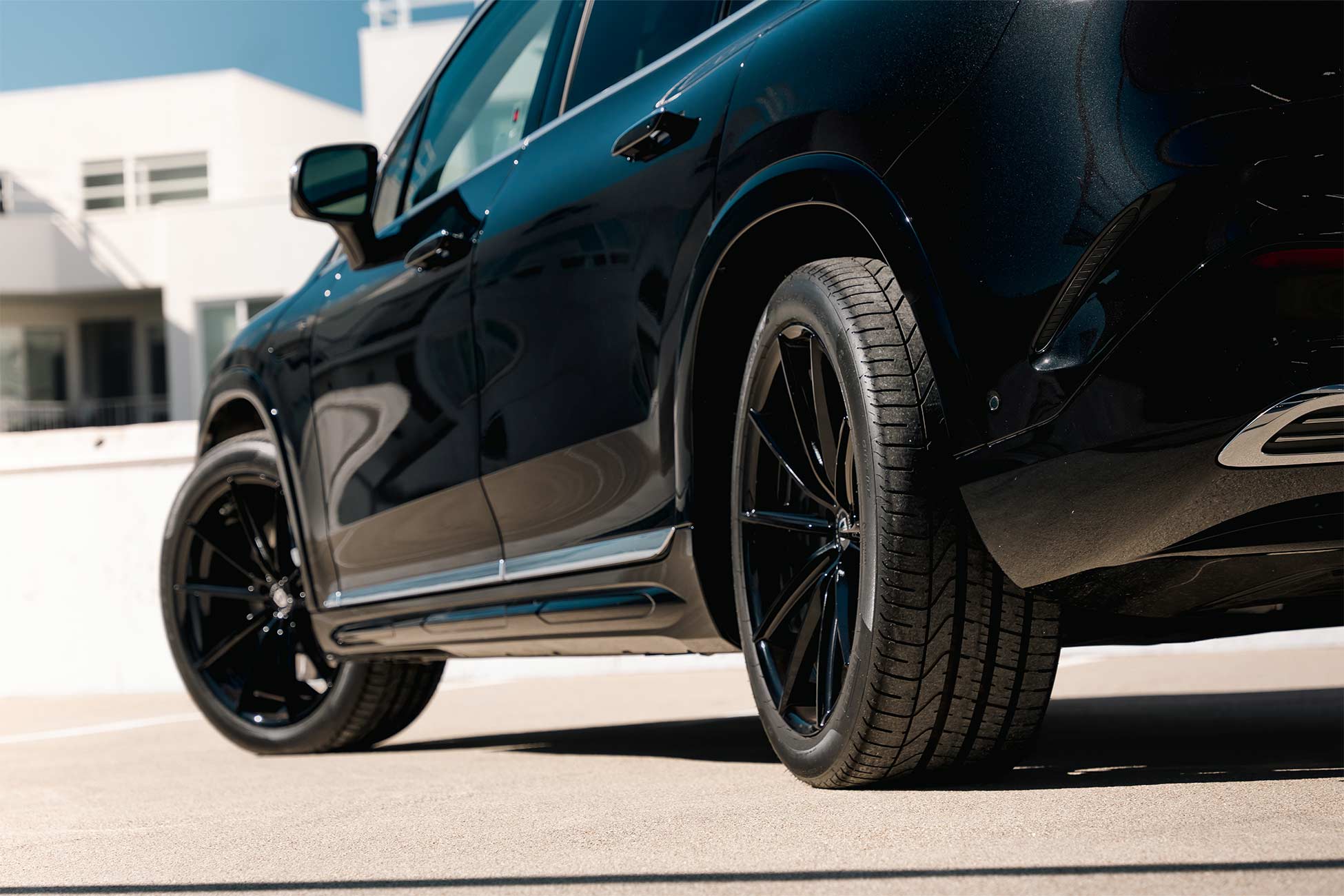A black Mercedes-Benz EQS 580 on Curva Concepts CFF46 aftermarket wheels