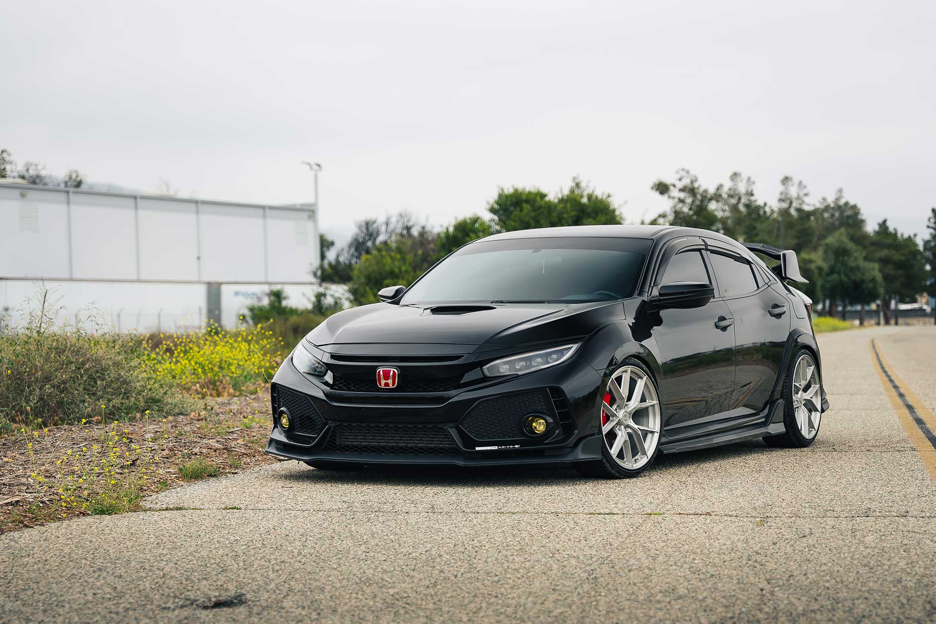 black honda civic type-r fk8 with brushed clear coat cff70 flow forged performance wheels