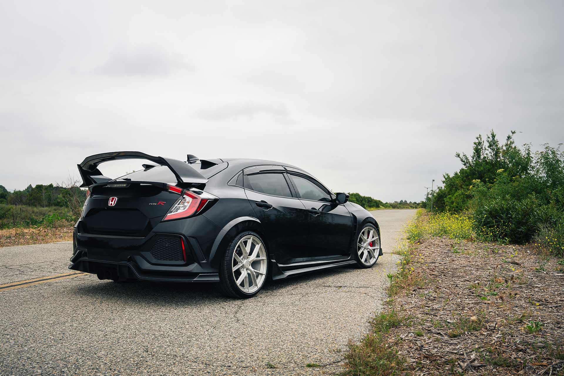 black honda civic type-r fk8 with brushed clear coat cff70 flow forged performance wheels