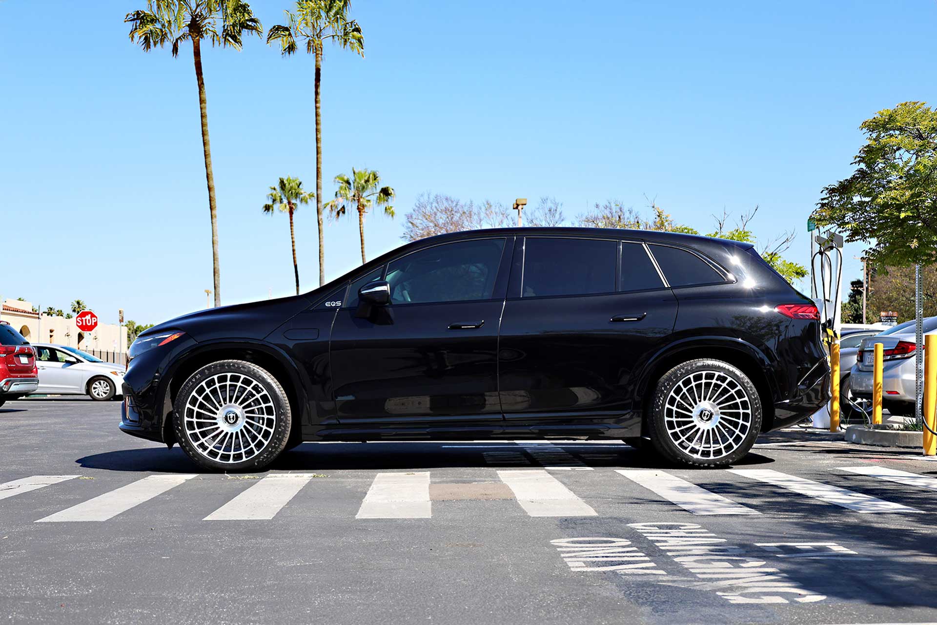 black mercedes benz eqs 580 with curva concepts cf1 forged wheels in gloss black machined finish
