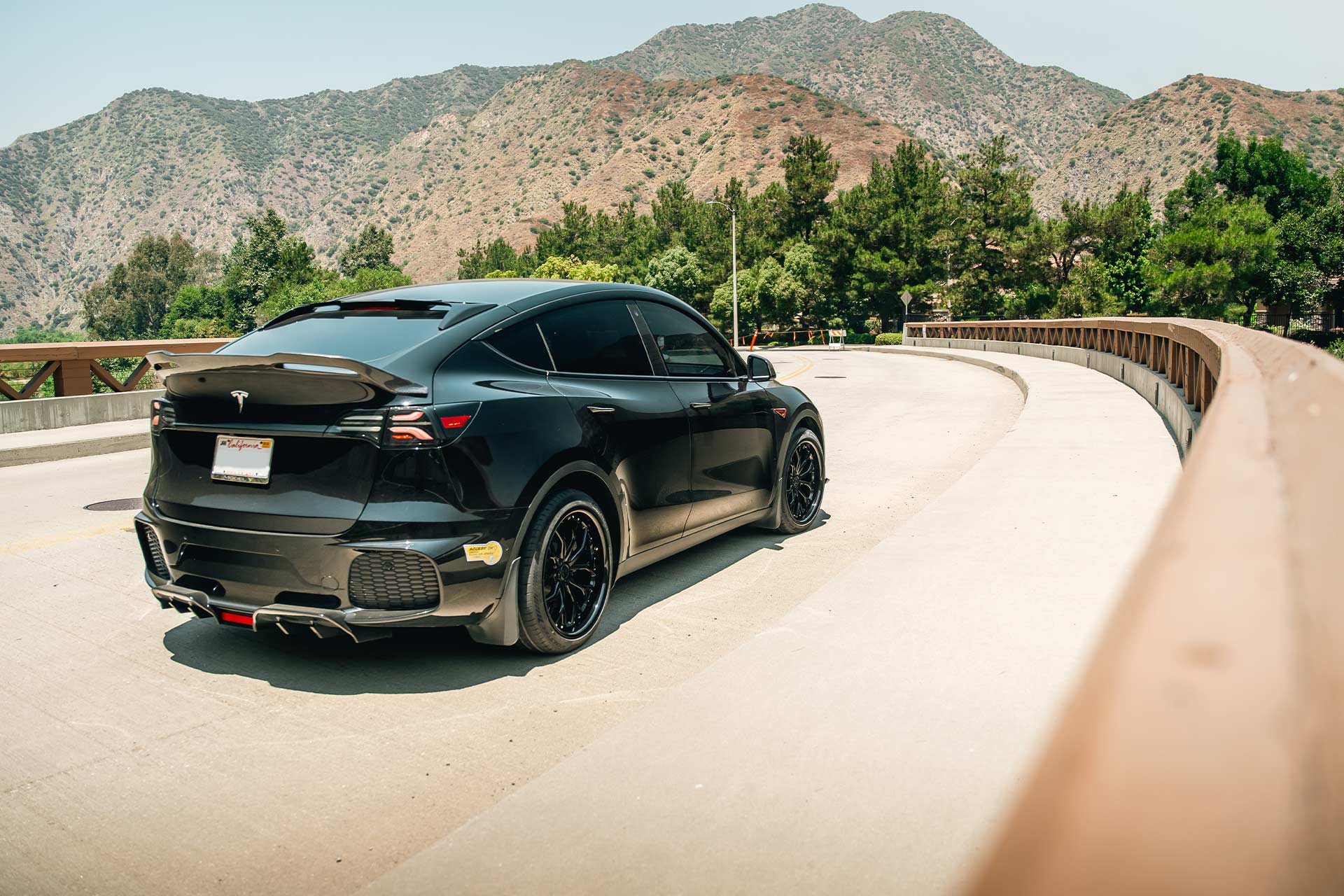 black tesla model y with gloss black cff76 flow forged wheels