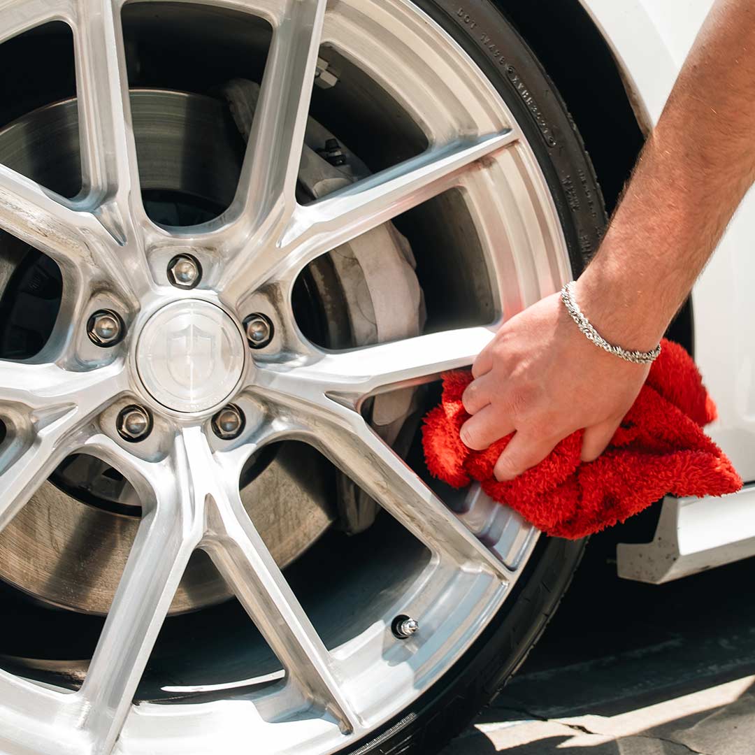 brushed clear coat curva concepts cff70 wheel being wiped after being rinsed with water