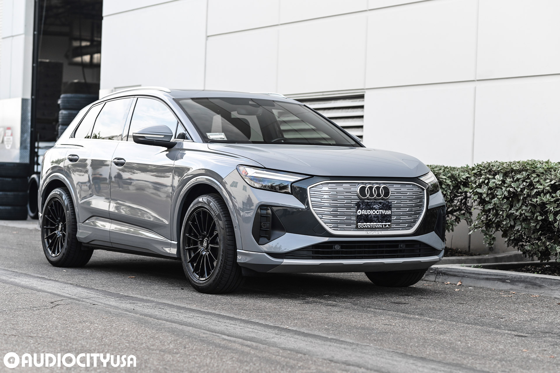 gray audi q4 e tron with gloss black center lock design curva concepts cff75 flow forged performance wheels