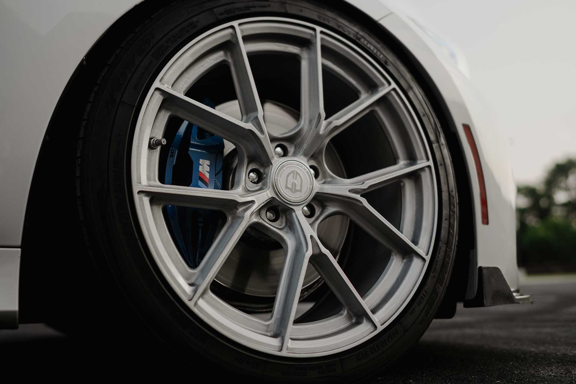 mineral white g20 bmw m340i with brushed clear coat cff70 flow forged wheels