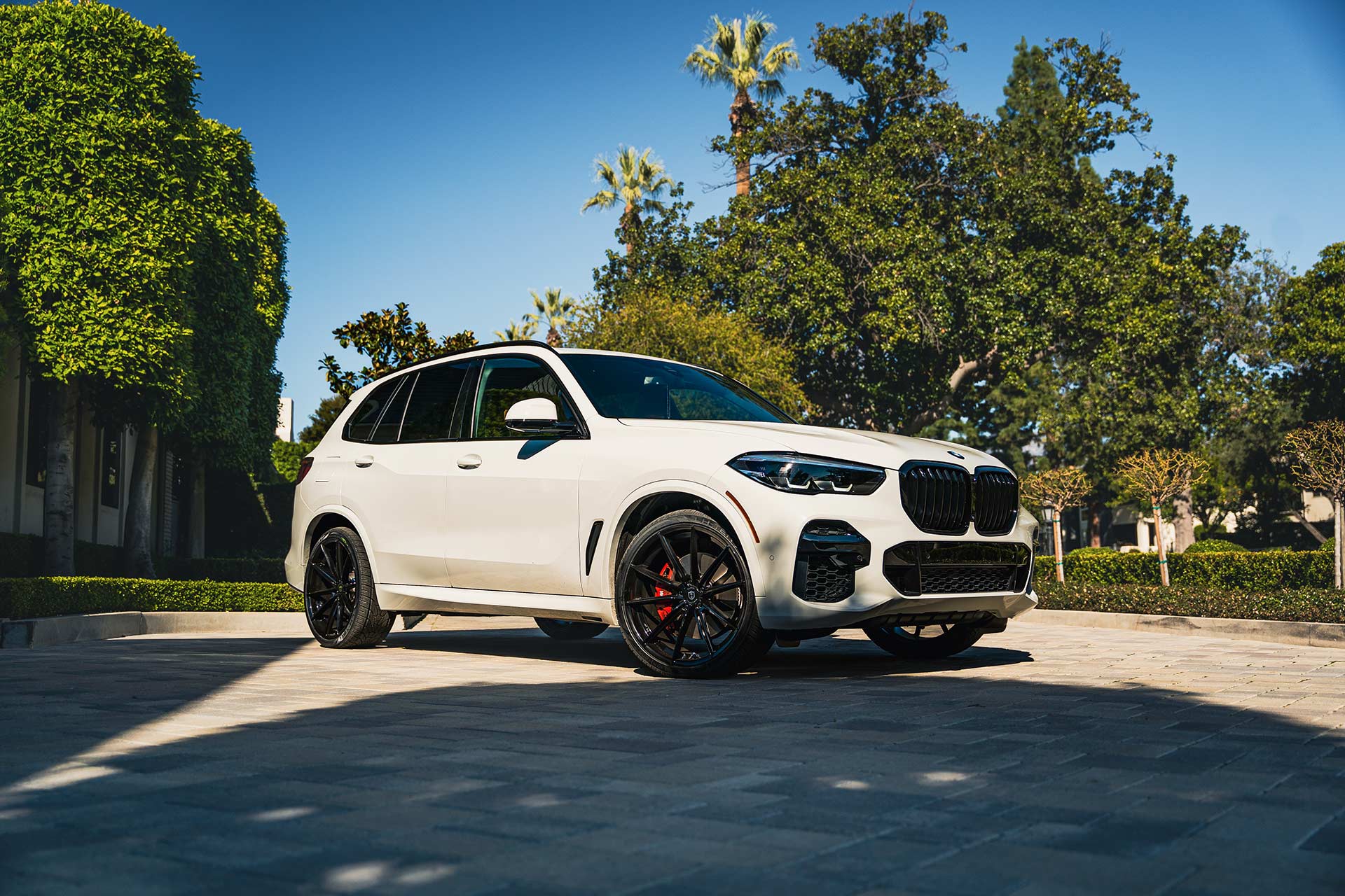 white g05 bmw x5 with gloss black cff46 flow forged wheels