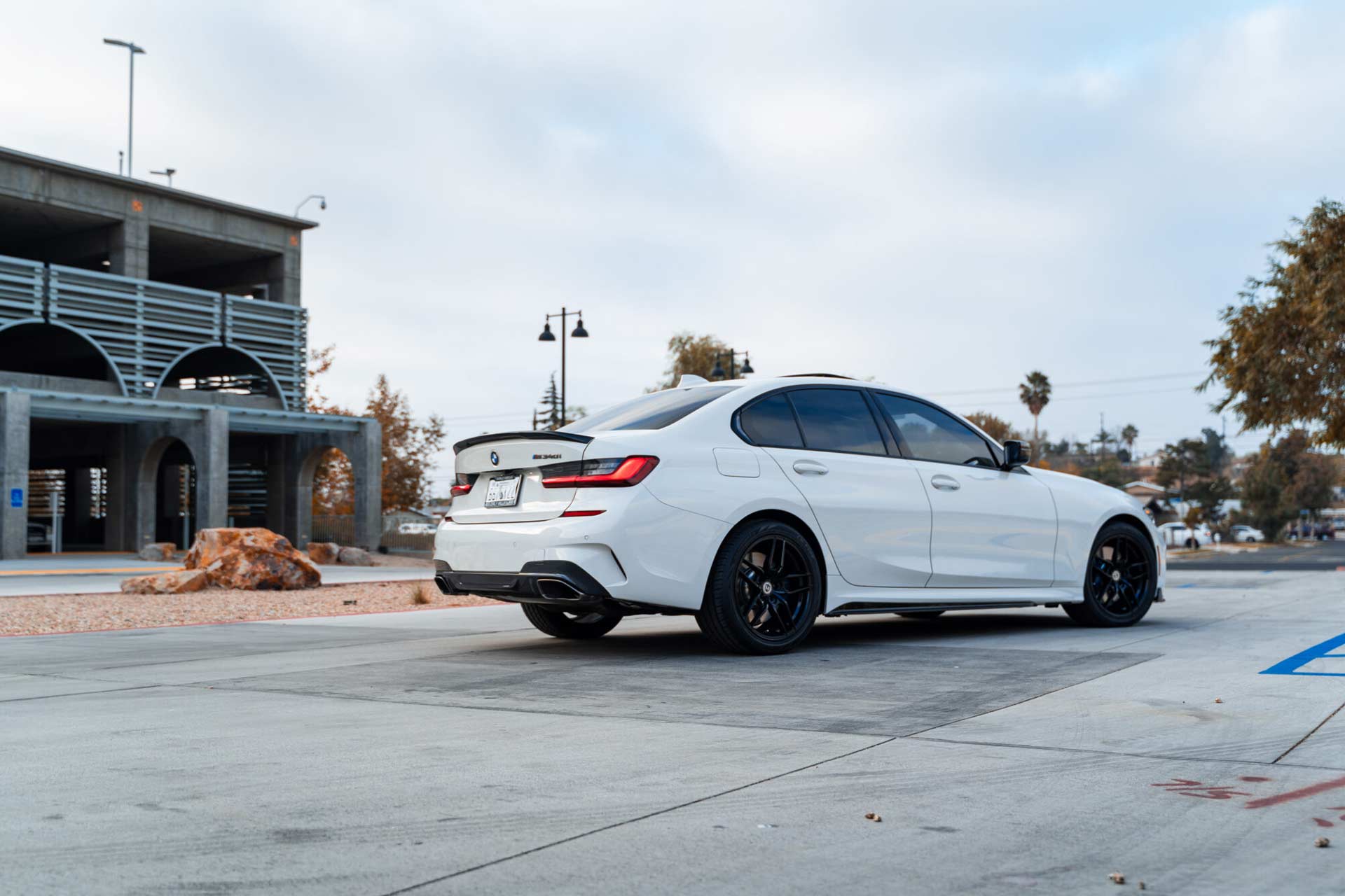 white g20 bmw m340i with gloss black cff25 flow forged wheels