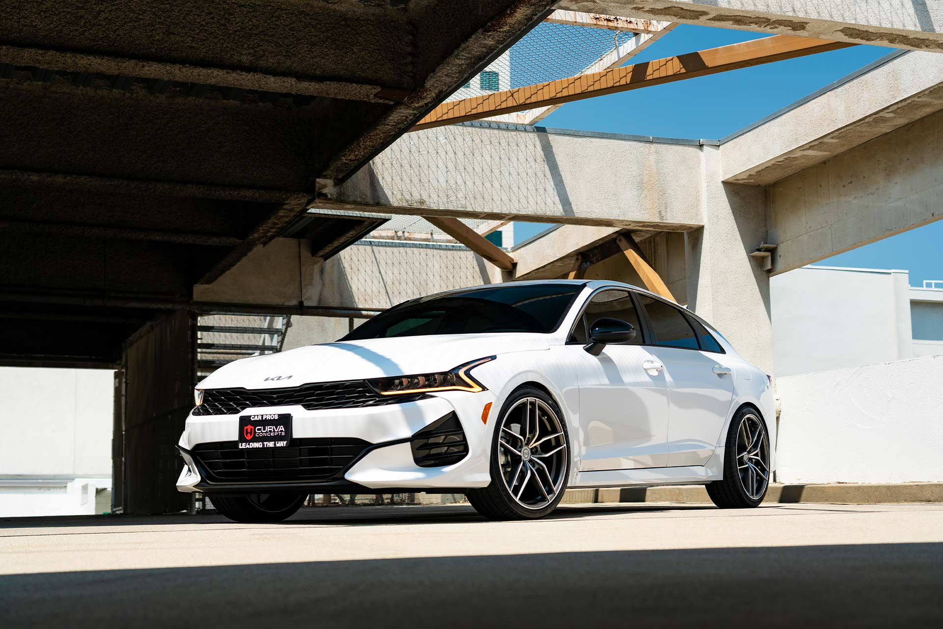 white kia k5 gt line with gunmetal machined cff25 flow forged wheels